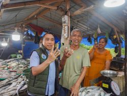 Salam Empat Jari dari Pedagang Pasar Panjang untuk Paslon AJP-ASLI saat Blusukan